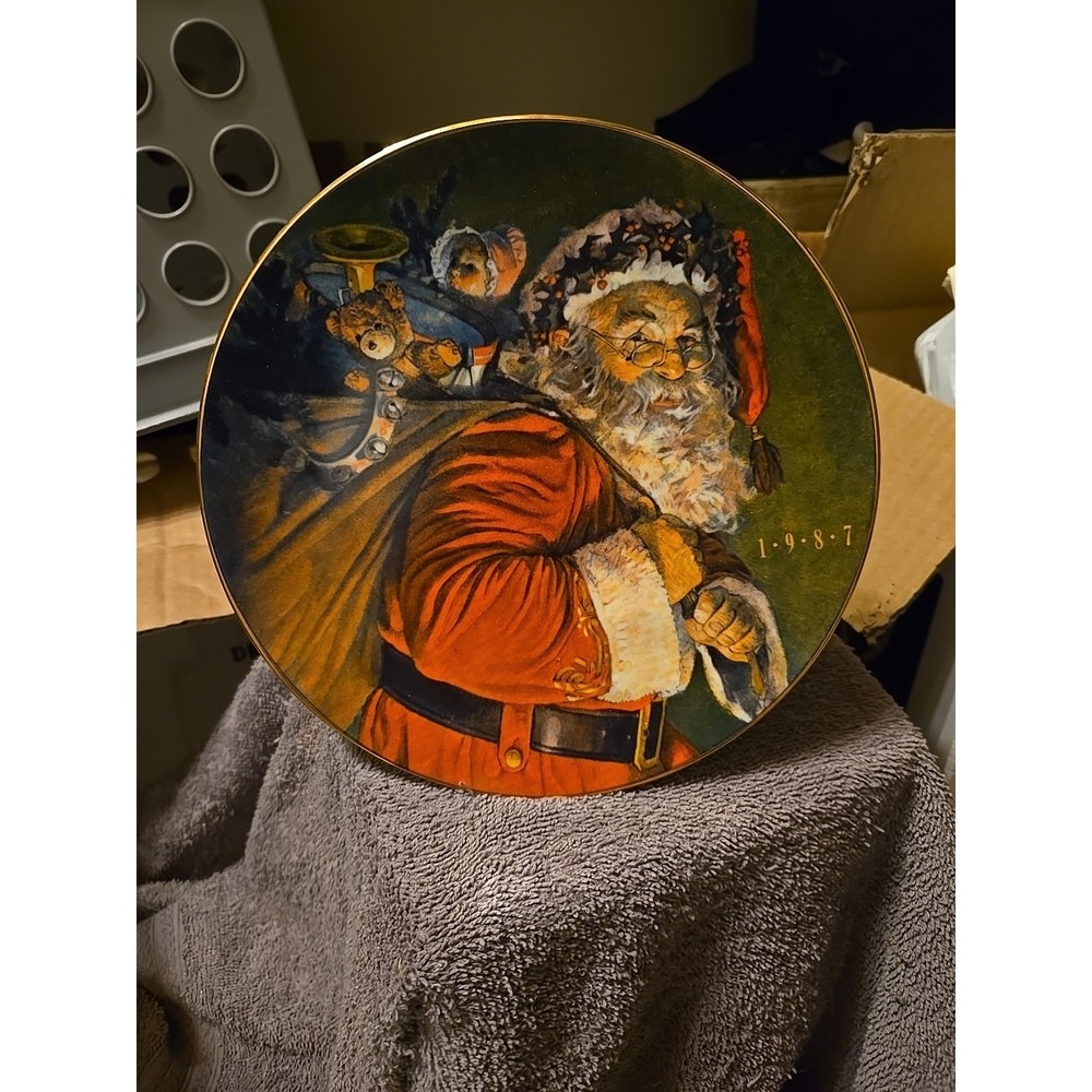Vintage‎ Rare Christmas 1987 Avon Collector Plate "The Magic That Santa Brings"